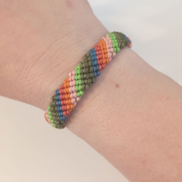 800 AEO Multi Color Macrame Cross Grain Adjustable Slider Bracelet - Picture 1 of 4
